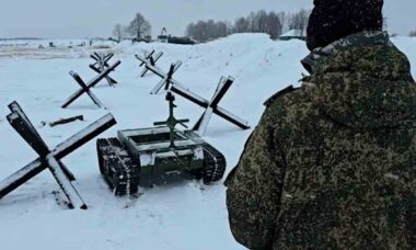 Drone terrestre Depesha entregue ao exército russo. Imagem: @rostecru / Telegram