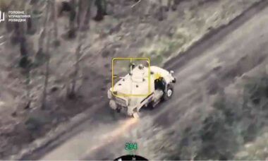 Soldado ucraniano resgata blindado MaxxPro danificado em operação arriscada sob fogo inimigo