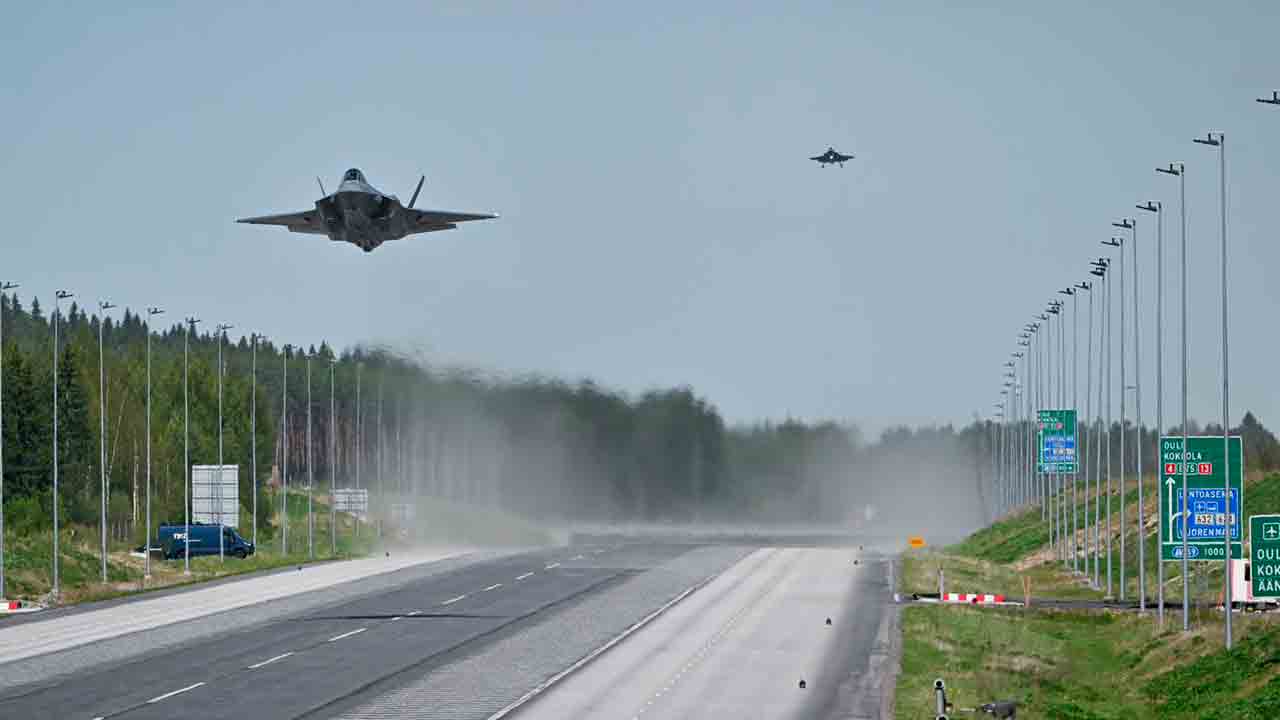 Suomi sulkee valtatien simuloidakseen lentotukikohtaa huippumodernien hävittäjien harjoituksessa. X @FinnishAirForce