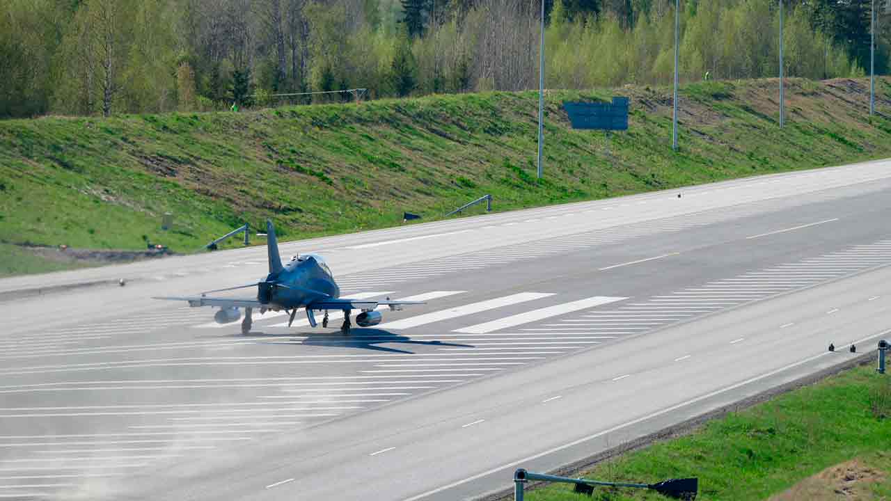 Suomi sulkee valtatien simuloidakseen lentotukikohtaa huippumodernien hävittäjien harjoituksessa. X @FinnishAirForce