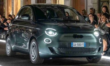 Fiat 500 ganha versão híbrida com motor a combustão após queda de incentivos para elétricos na Europa