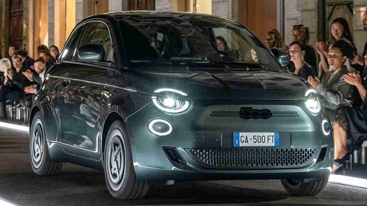 La Fiat 500 obtient une version hybride avec moteur à combustion après la chute des incitations aux véhicules électriques en Europe