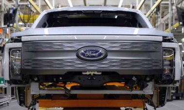 Ford suspende previsão de lucros para 2025 após tarifas de Trump e prejuízos bilionários com veículos elétricos