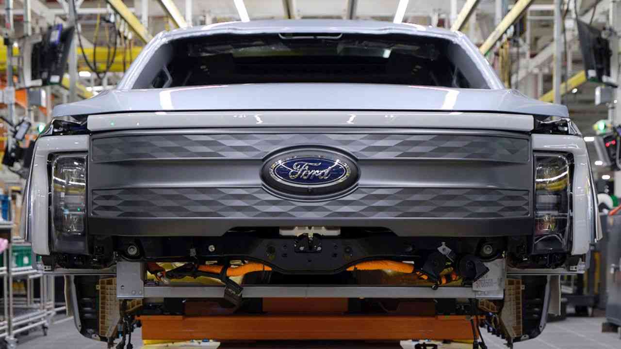 Ford sospende le previsioni di profitto per il 2025 a causa dei dazi di Trump e delle perdite miliardarie nel settore elettrico