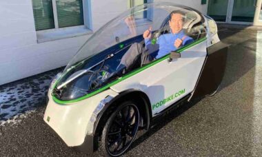 Frikar elétrico conquista a Europa com design fechado e mobilidade sustentável