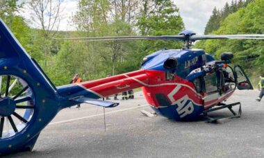 Helicóptero faz pouso forçado em Luxemburgo após colidir com árvore