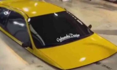 Carro “casca de banana” surpreende com visual colado ao chão e funcionamento misterioso