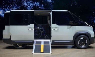 Kia PV5 terá versão elétrica acessível com entrada lateral e rampa para cadeiras de rodas