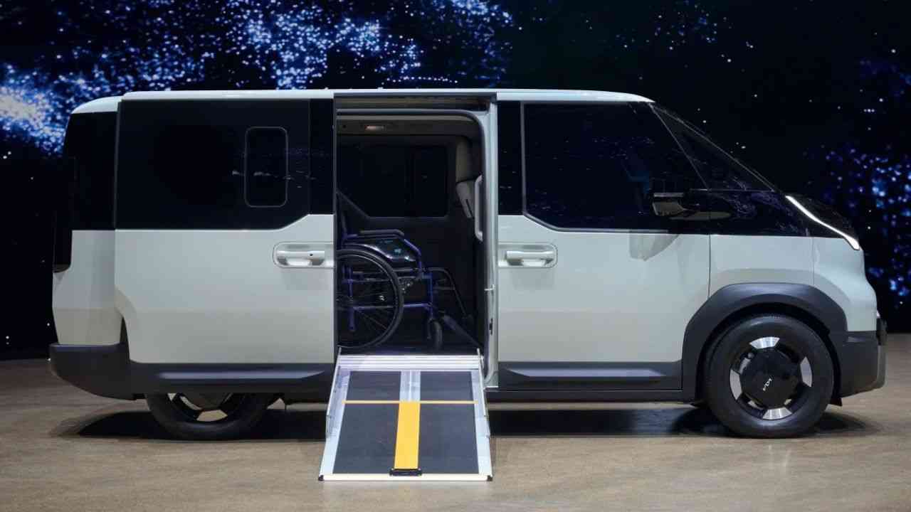 Kia PV5 terá versão elétrica acessível com entrada lateral e rampa para cadeiras de rodas