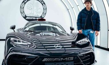 Kimi Antonelli chega à escola com Mercedes de US$ 226,8 mil e impressiona colegas