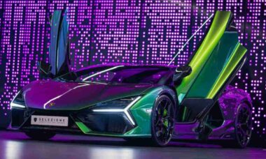 Lamborghini Revuelto com pintura que muda de cor é anunciado por mais de US$ 970 mil na Holanda