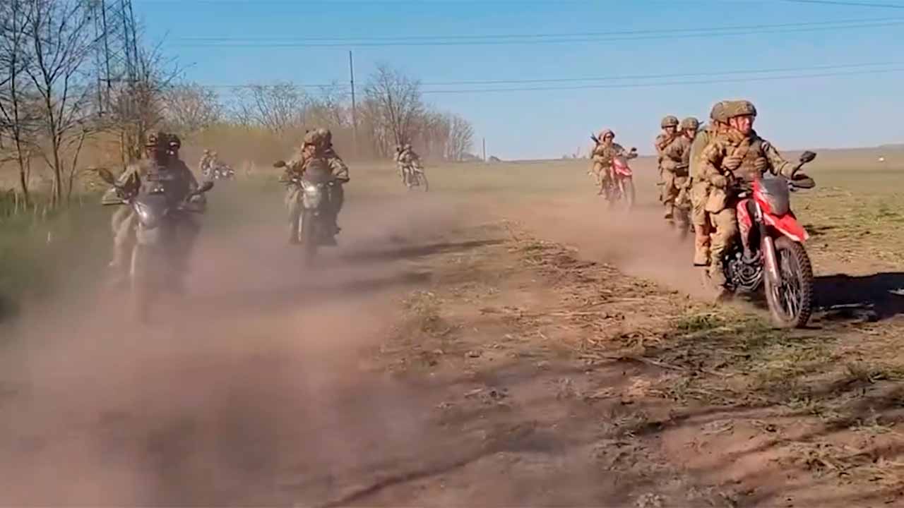 Oekraïne vormt 1e motorfietsaanvalscompagnie om snel vooruit te komen in open terrein (Instagram @skala_ukraine)
