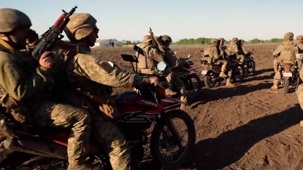 Oekraïne vormt 1e motorfietsaanvalscompagnie om snel vooruit te komen in open terrein (Instagram @skala_ukraine)