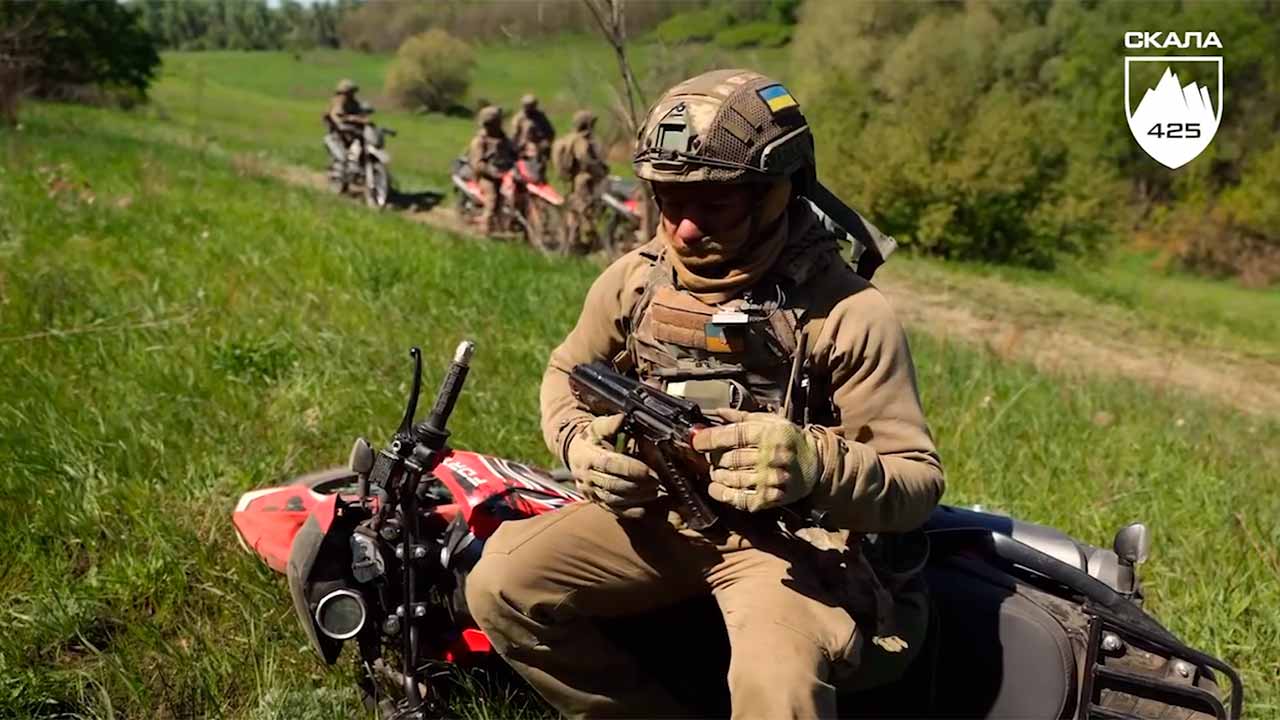 Oekraïne vormt 1e motorfietsaanvalscompagnie om snel vooruit te komen in open terrein (Instagram @skala_ukraine)