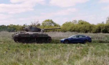 Veterano britânico de 98 anos usa tanque da Segunda Guerra para esmagar Tesla em protesto contra Elon Musk. Telegram @Crimeanwind