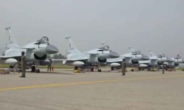 Paquistão afirma ter abatido 5 caças indianos com jatos J-10C chineses em novo confronto aéreo na fronteira