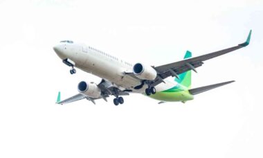 Entenda por que a maioria dos aviões é branca e como isso impacta custos e segurança