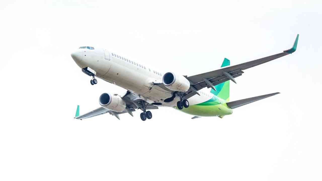 Zrozum, dlaczego większość samolotów jest biała i jak wpływa to na koszty oraz bezpieczeństwo