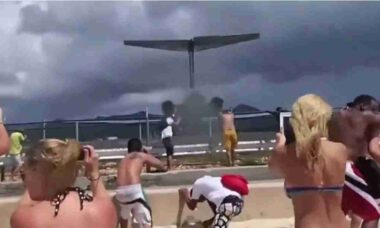 Turistas da Praia de Maho são arrastados ao mar por rajada de vento gerada pela decolagem de avião