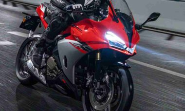 Moto esportiva automática da QJ Motor torna pilotagem acessível e pode revolucionar o mercado