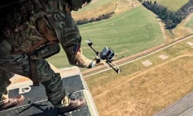 Reino Unido testa drones FPV lançados de helicóptero e acelera investimentos em tecnologias militares autônomas