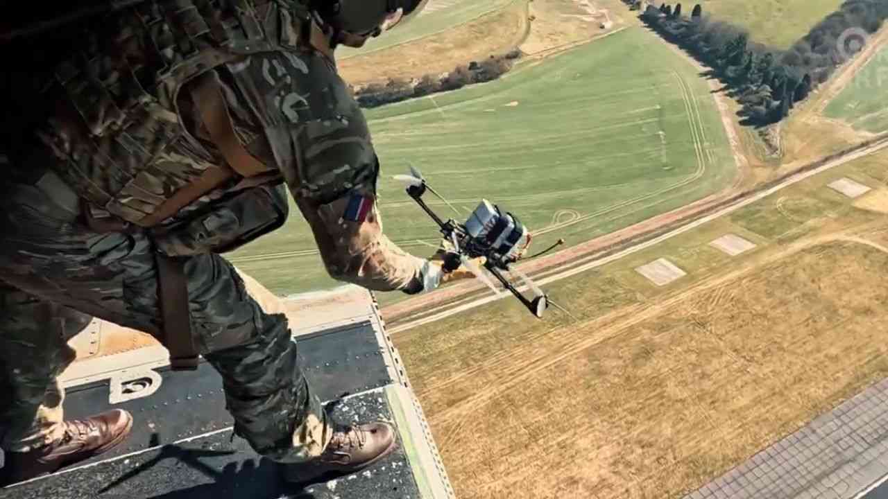 Reino Unido testa drones FPV lançados de helicóptero e acelera investimentos em tecnologias militares autônomas