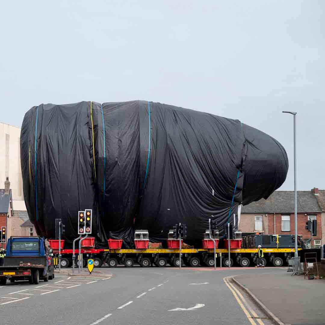 Το μπροστινό τμήμα του νέου υποβρυχίου Dreadnought μεταφέρθηκε στο ναυπηγείο Devonshire Dock Hall για συναρμολόγηση.