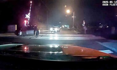 Policiais salvam homem de carro preso nos trilhos segundos antes de colisão com trem