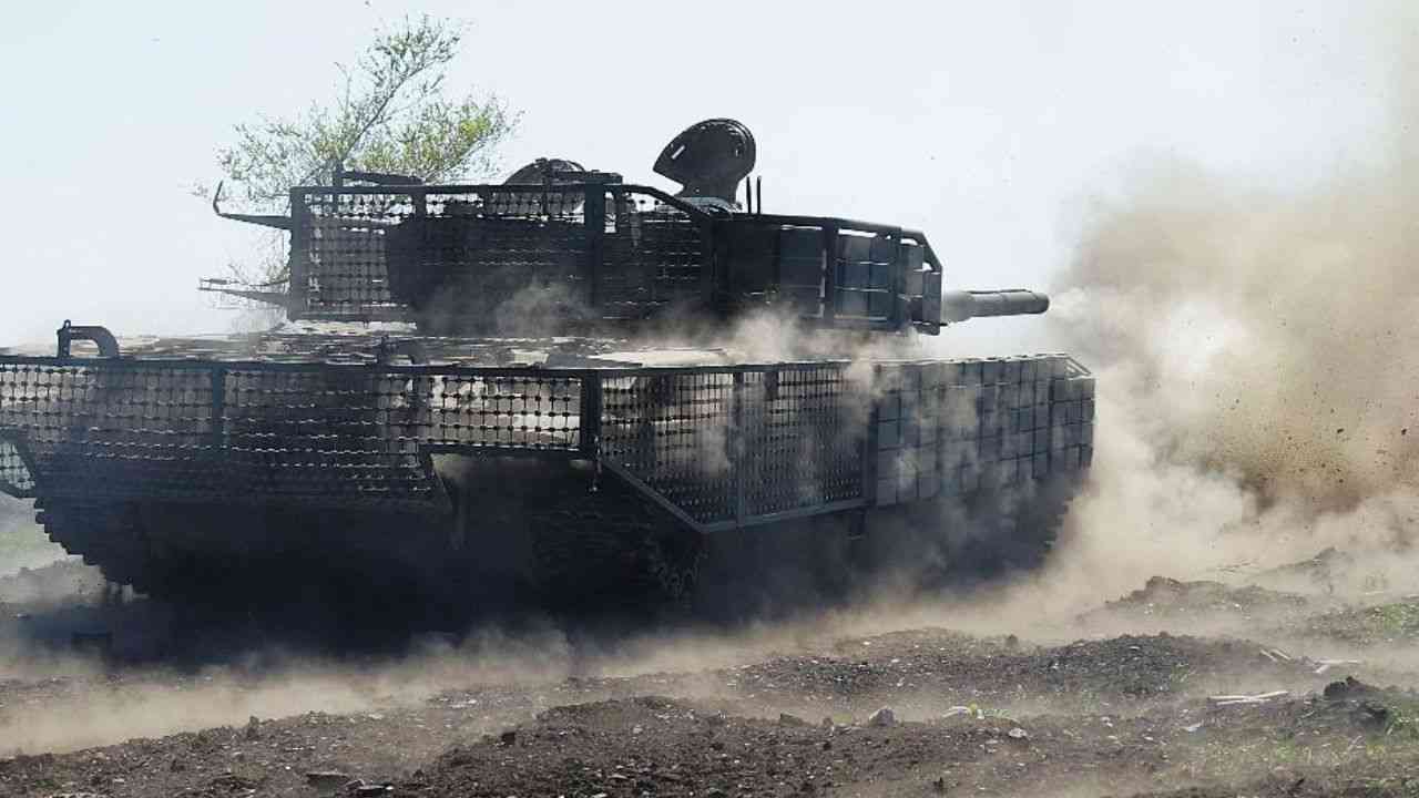 Ucrânia recebe cópias de tanques e outros equipamentos do Reino Unido para enganar a inteligência russa