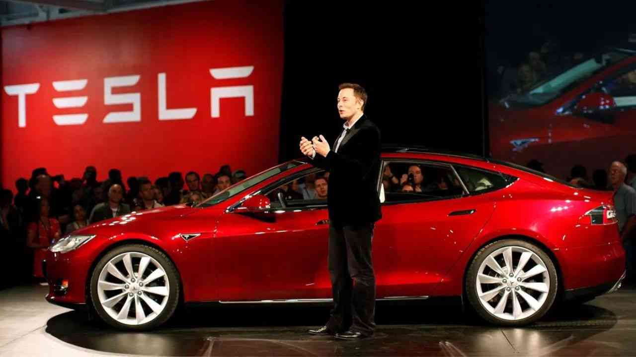 Tesla přehodnocuje miliardový balíček Elona Muska uprostřed poklesu prodeje a vnitřních problémů