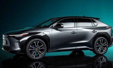 Toyota bZ 2026 ganha novo visual, mais potência e compatibilidade com Superchargers da Tesla