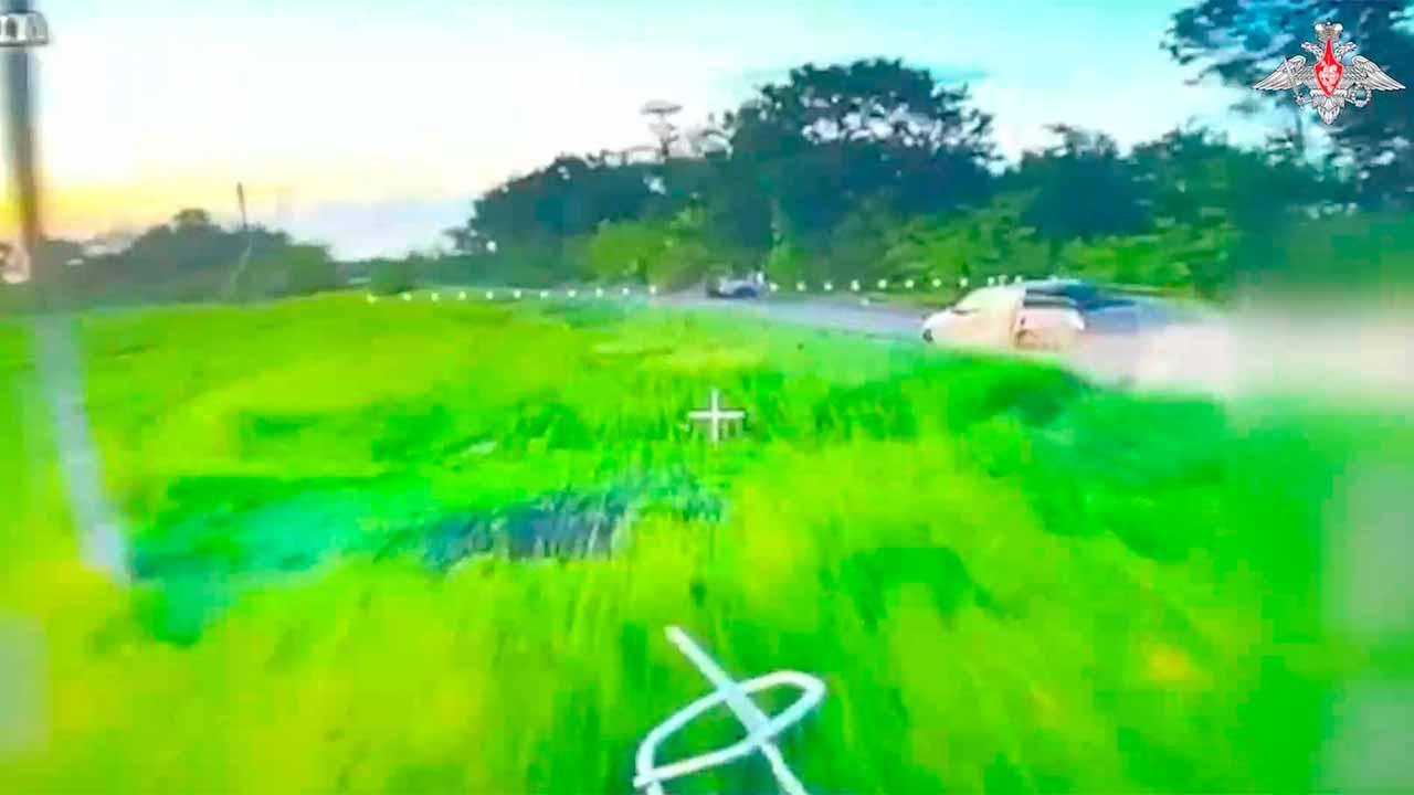 Forças Russas destroem veículo blindado MaxxPro na região de Donetsk. Telegram @mod_russia