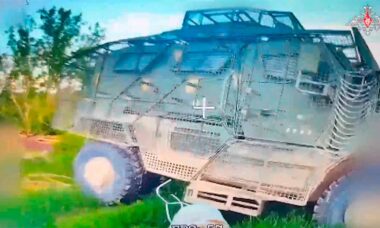 Forças Russas destroem veículo blindado MaxxPro na região de Donetsk. Telegram @mod_russia