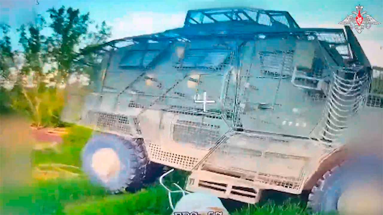 Forças Russas destroem veículo blindado MaxxPro na região de Donetsk. Telegram @mod_russia