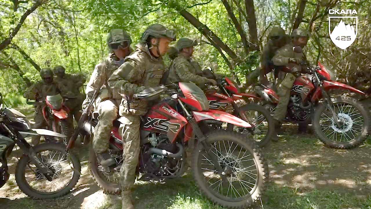 Η Ουκρανία χρησιμοποιεί μοτοσικλέτες σε πρωτοφανή νυχτερινή επίθεση στα σύνορα με τη Ρωσία (Instagram @skala_ukraine)