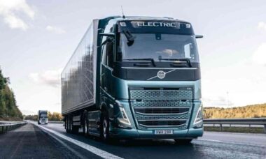 Volvo vende 5 mil caminhões elétricos, supera a Tesla e consolida liderança no mercado global