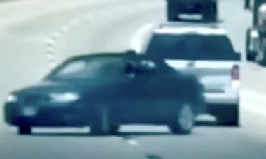 Homem é preso após tentar rebocar carro de ré em rodovia dos EUA