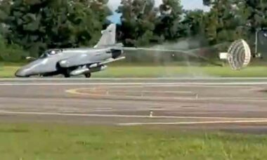 Avião da Força Aérea Real da Malásia faz pouso de emergência durante exercício aéreo. Foto: Força Aérea Real da Malásia