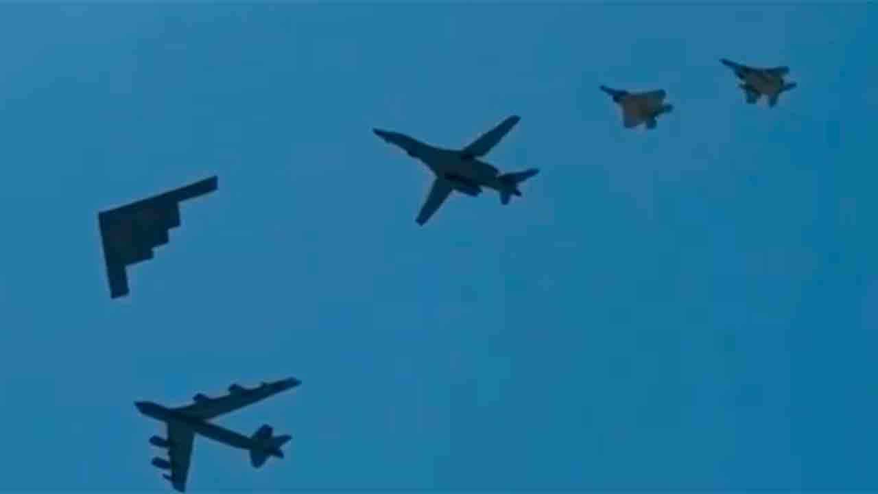 Vídeo incrível: Bombardeiros estratégicos B-2, B-1B e B-52H sobrevoam Miami Beach. X @AirAndSeaShow