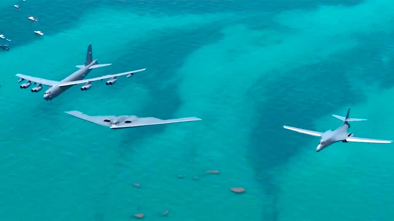 Vídeo incrível: Bombardeiros estratégicos B-2, B-1B e B-52H sobrevoam Miami Beach