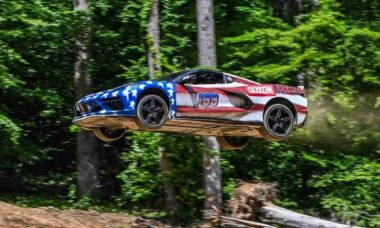 Chevrolet Corvette C8 voa mais de 30 metros ao saltar em rampa de terra nos EUA