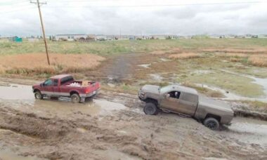 Estrada nos Estados Unidos vira atração perigosa por atolar até veículos 4x4