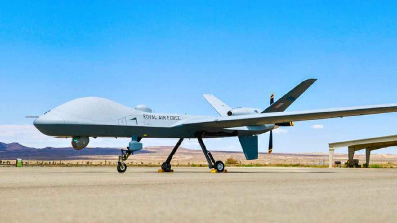 Reino Unido firma contrato para operar nova frota de drones militares Protector RG Mk1 (X @GenAtomics_ASI)

Drone militar aparece estacionado em uma base aérea, sob céu claro e ambiente desértico. A aeronave não tripulada exibe design robusto e moderno, com asas longas e trem de pouso visível.