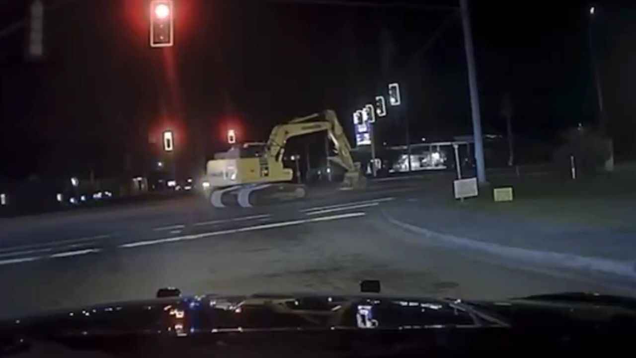 Homem tenta escapar em escavadeira a 5 km/h e é preso após perseguição nos Estados Unidos