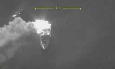 Drone ucraniano destrói embarcação russa com tropas de assalto na costa da região de Kherson