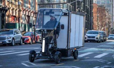Honda lança eQuad: veículo elétrico compacto com baterias trocáveis para entregas urbanas