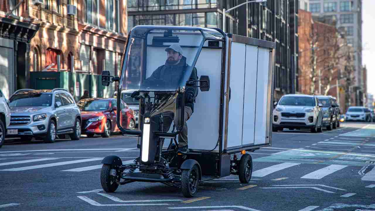 Honda lança eQuad: veículo elétrico compacto com baterias trocáveis para entregas urbanas