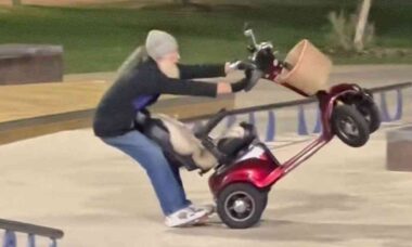 Homem de 52 anos viraliza ao fazer manobras radicais com scooter em skate park na Austrália