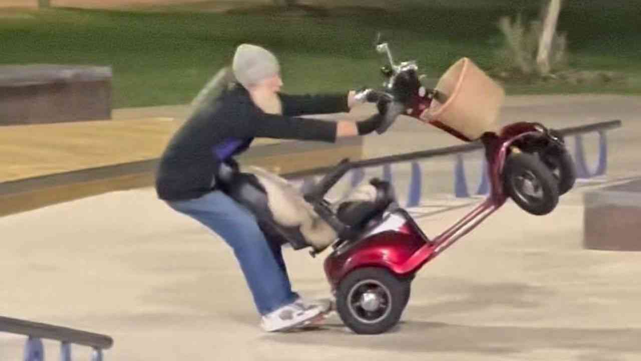 Homem de 52 anos viraliza ao fazer manobras radicais com scooter em skate park na Austrália