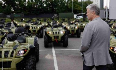 Poroshenko doa 92 quadriciclos ao Exército da Ucrânia para reforçar mobilidade na guerra